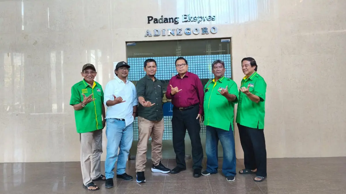 Dari kiri ke kanan; Anesa Satria, Ganda Cipta, Tandri Eka Putra, Riri Satria, Isa Kurniawan, dan Sandy Sitia usai berdiskusi di Ruang Adinegoro, Graha Pena Padang, Rabu (3/6). (DOK PADEK)