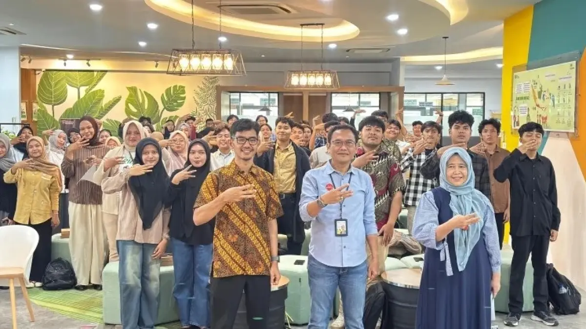 Mahasiswa Universitas Andalas mengikuti seminar “Siap Kerja, Siap Berkarya: Menjadi Lulusan Adaptif di Era Digital” yang digelar PT Pegadaian Area Padang di The Gade Creative Lounge Unand, Kamis (4/6). Kegiatan ini membekali mahasiswa dengan wawasan mengenai adaptasi di dunia kerja serta pentingnya literasi keuangan dan investasi sejak dini. 