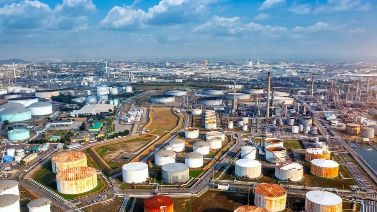 Harga minyak Brent dan WTI di pasar energi dunia turun setelah Israel dan Lebanon mencapai kesepakatan gencatan senjata.(Foto ilustrasi: Magnific)