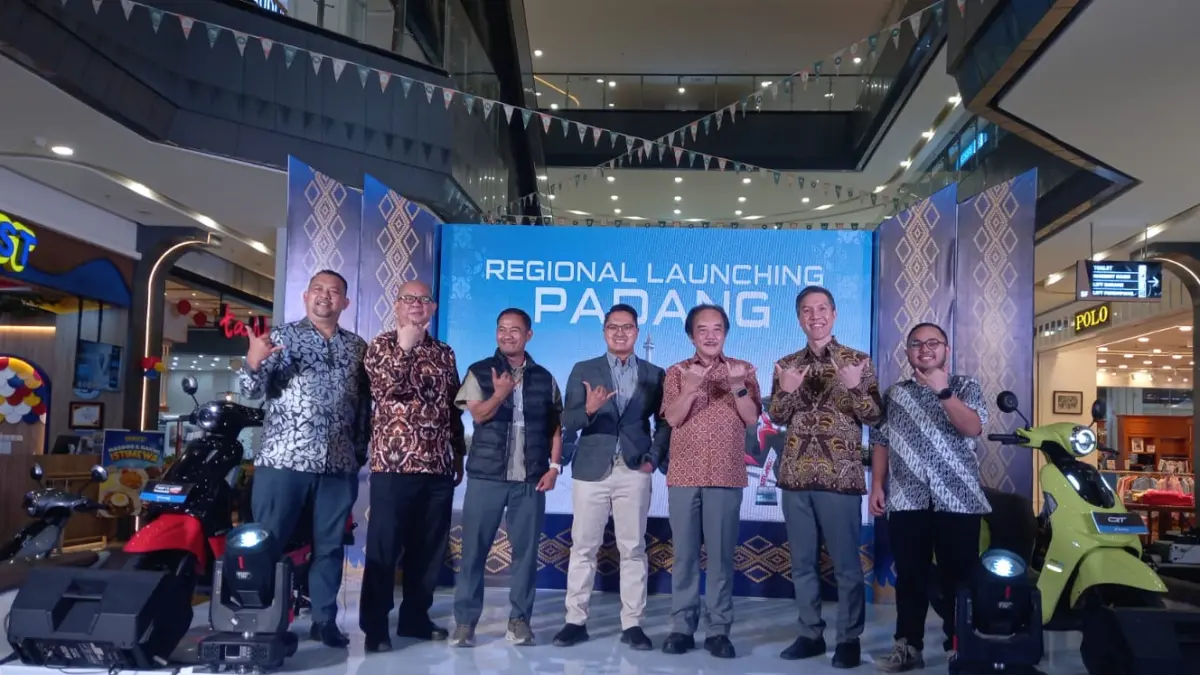 Jajaran PT Indomobil Emotor Internasional foto bersama usai presentasi motor listrik QT dalam kegiatan peluncuran regional di Basko City Mall Padang, Kamis (4/6/2026).