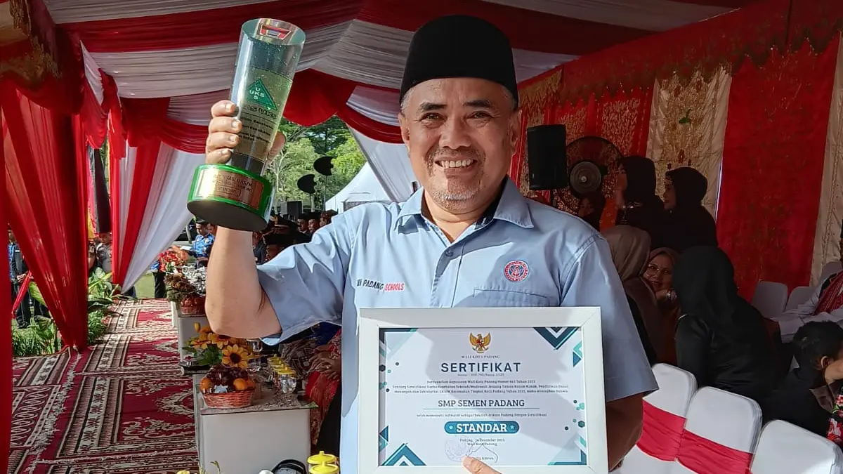 Kepala SMP Semen Padang, April Chan, menerima penghargaan Stratifikasi UKS/M Tingkat Kota Padang Tahun 2025 kategori Standar yang diserahkan Wali Kota Padang pada peringatan Hari Lahir Pancasila. (Dok. PT Semen Padang)