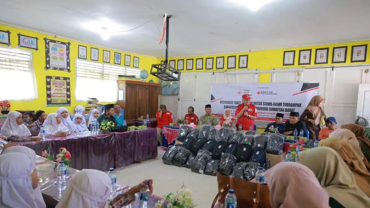 Ketua PMI Kabupaten Tanahdatar Lise Eka Putra bersama Ketua PMI Sumbar Aristo Munandar saat penyerahan secara simbolis paket perlengkapan sekolah kepada siswa terdampak galodo di SDN 07 Guguak Malalo, Kecamatan Batipuh Selatan, Kamis (4/6). (DOK PMI)