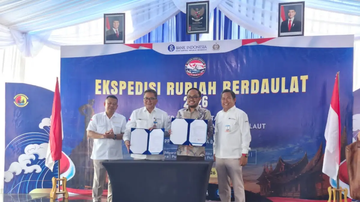 PLS Manager PT PLN Indonesia Power UBP Teluksirih Herowiko Thama Nurahman bersama Kepala Perwakilan Bank Indonesia Provinsi Sumatera Barat M. Abdul Majid Ikram berfoto usai menandatangani Surat Perjanjian Kerja Sama pemanfaatan LRUK, Selasa (3/6). (DOK PLN)