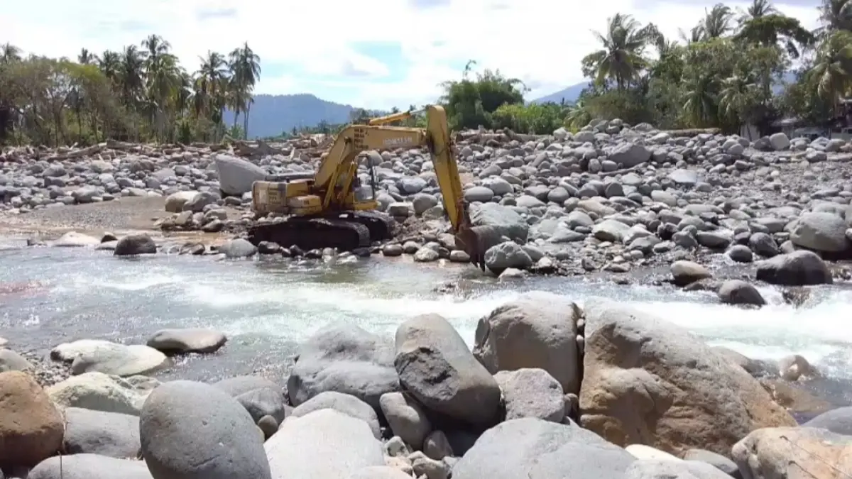 Pekerja melakukan perbaikan intake Daerah Irigasi (DI) Lubukminturun di Kecamatan Kototangah, Padang, Kamis (4/6/2026). Infrastruktur tersebut diperbaiki untuk memulihkan pasokan air ke lahan pertanian warga.