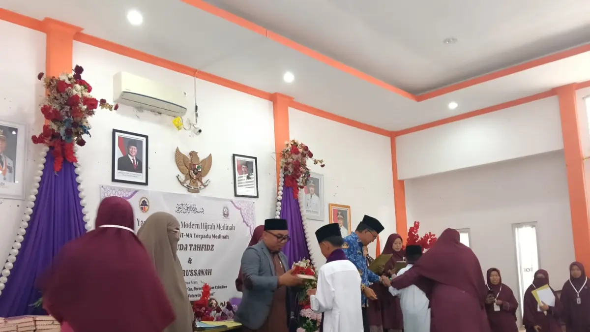 Penyerahan ijazah santri pada Wisuda Tahfiz dan Akhirussanah Angkatan IV Ponpes Hijrah Medinah di Lengayang, Kamis (4/6). (YONI SYAFRIZAL/PADEK)