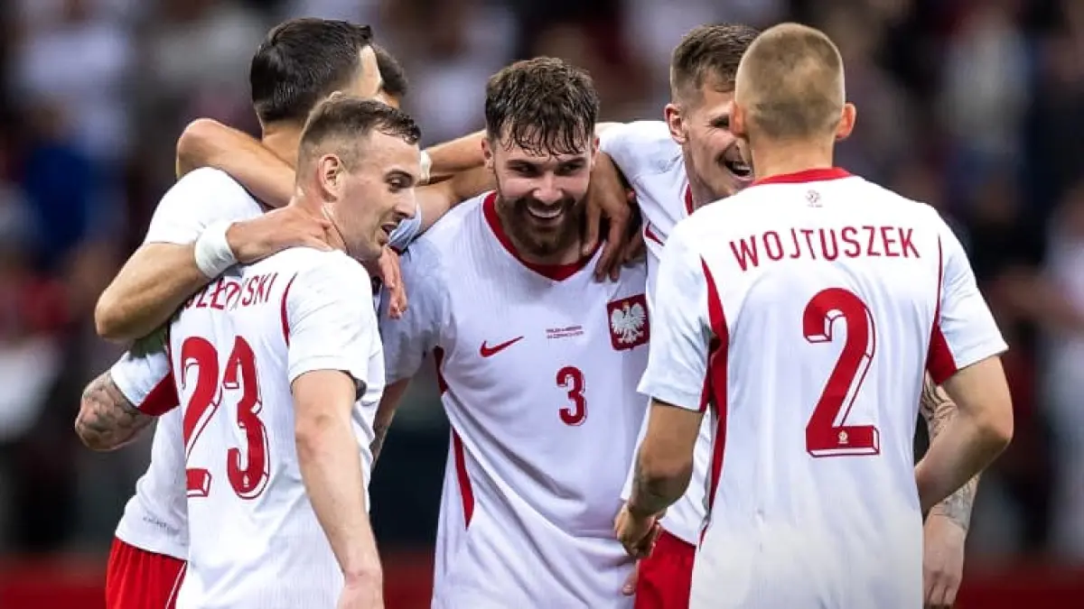 Przemyslaw Wisniewski mencetak gol penyeimbang yang spektakuler dari luar kotak penalti saat Polandia bermain imbang 2-2 melawan Nigeria jelang Piala Dunia 2026.(Foto: X @LaczyNasPilka)
