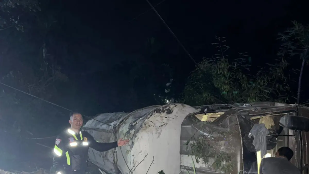 Truk Mitsubishi Fuso pengangkut semen curah BM 9719 AK terbalik di parit Jalan Lintas Solok akibat rem blong, Rabu malam (3/6/2026). Sopir Indra (46) luka ringan dan dirawat di Puskesmas Gunung Talang. (Satlantas Polres Solok)