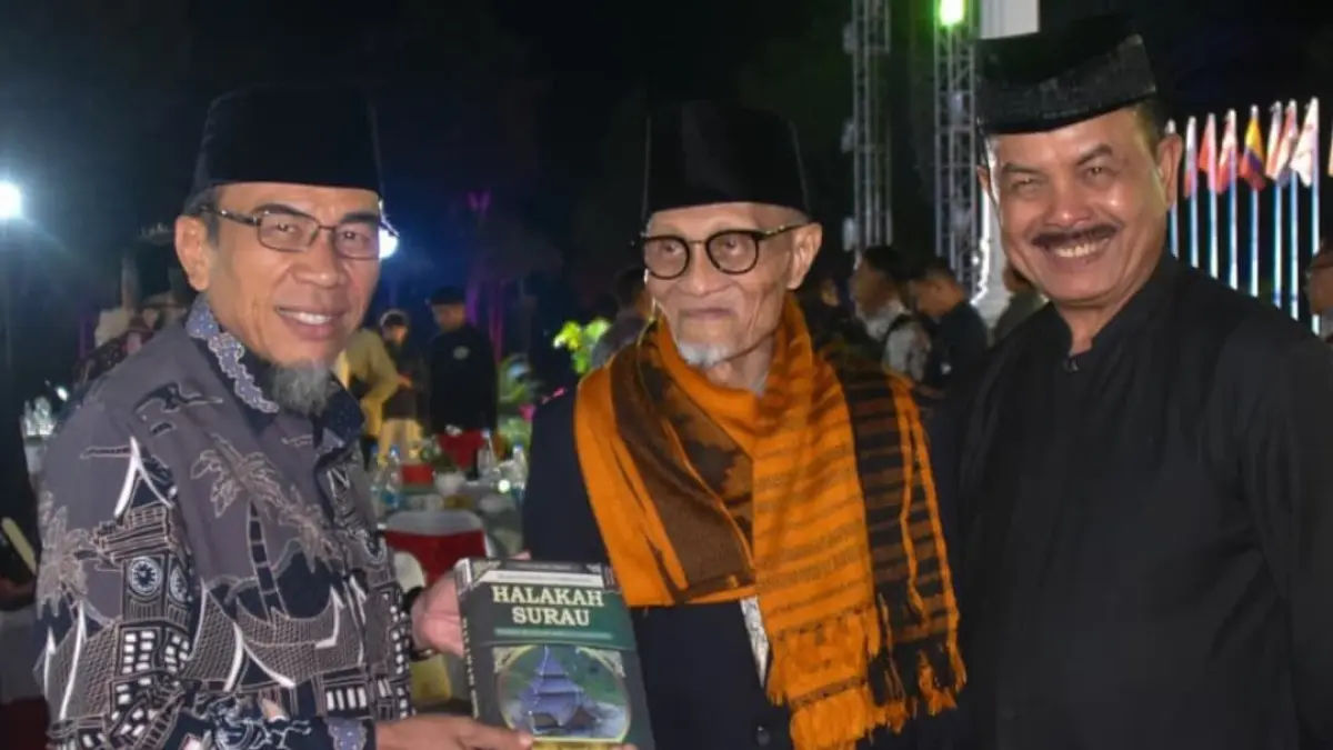 Wawako Padang Maigus Nasir bersama ulama Masoed Abidin dan Ketua LKAAM Sumbar, Fauzi Bahar saat Gala Dinner IMLF ke-4 dan Peringatan 100 Tahun Jam Gadang, di Bukittinggi.(Foto: Diskominfo)