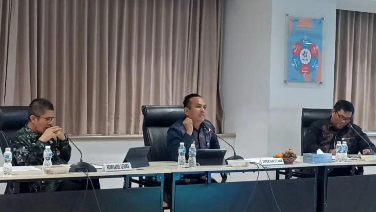 Direktur Utama Bank Nagari Gusti Candra (tengah) menegaskan pihaknya telah menindaklanjuti hasil pemeriksaan Badan Pemeriksa Keuangan Republik Indonesia (BPK RI) terhadap operasional Bank Nagari periode 2023 hingga Triwulan III 2025.(Foto: Heri Sugiarto/Padek)