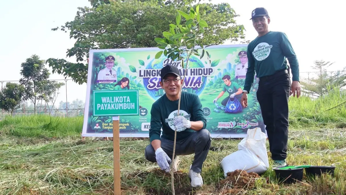 Wali Kota Payakumbuh, Zulmaeta, meluncurkan Gerakan Payakumbuh Resik saat Apel Hari Lingkungan Hidup Sedunia 2026 di GOR Nan Ompek, Kelurahan Tanjung Pauh, Jumat (5/6). Gerakan tersebut menjadi upaya memperkuat partisipasi masyarakat dalam pengelolaan sampah, penghijauan, dan pengendalian perubahan iklim. 