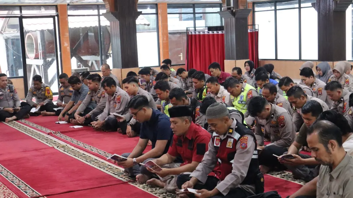 Personel Polres Sijunjung mengikuti kegiatan Pembinaan Rohani dan Mental (Binrohtal) melalui Yasinan bersama di Mushalla Nurul Ikhlas Polres Sijunjung, Kamis (4/6), sebagai upaya memperkuat karakter humanis dan spiritual anggota kepolisian. (DOK POLRES SIJUNJUNG)