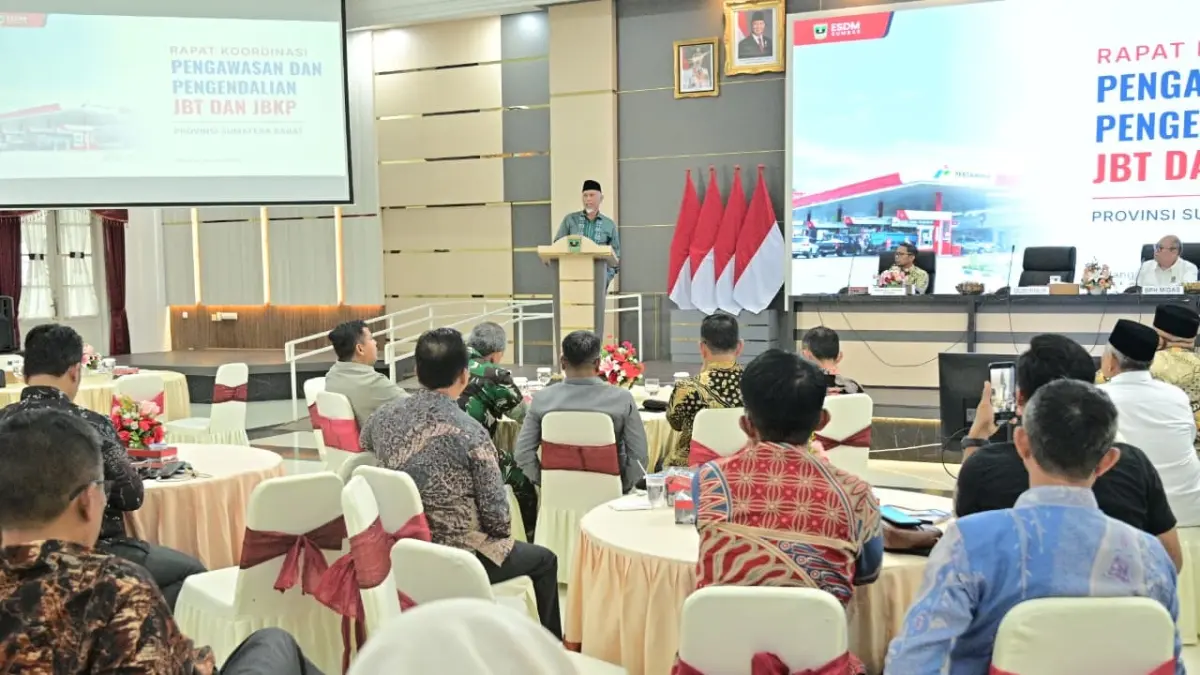 Gubernur Sumbar Mahyeldi Ansharullah memimpin Rapat Koordinasi Pengendalian dan Pengawasan Pendistribusian BBM Subsidi di Auditorium Gubernuran, Padang, Kamis (4/6). (DOK BIRO ADPIM)