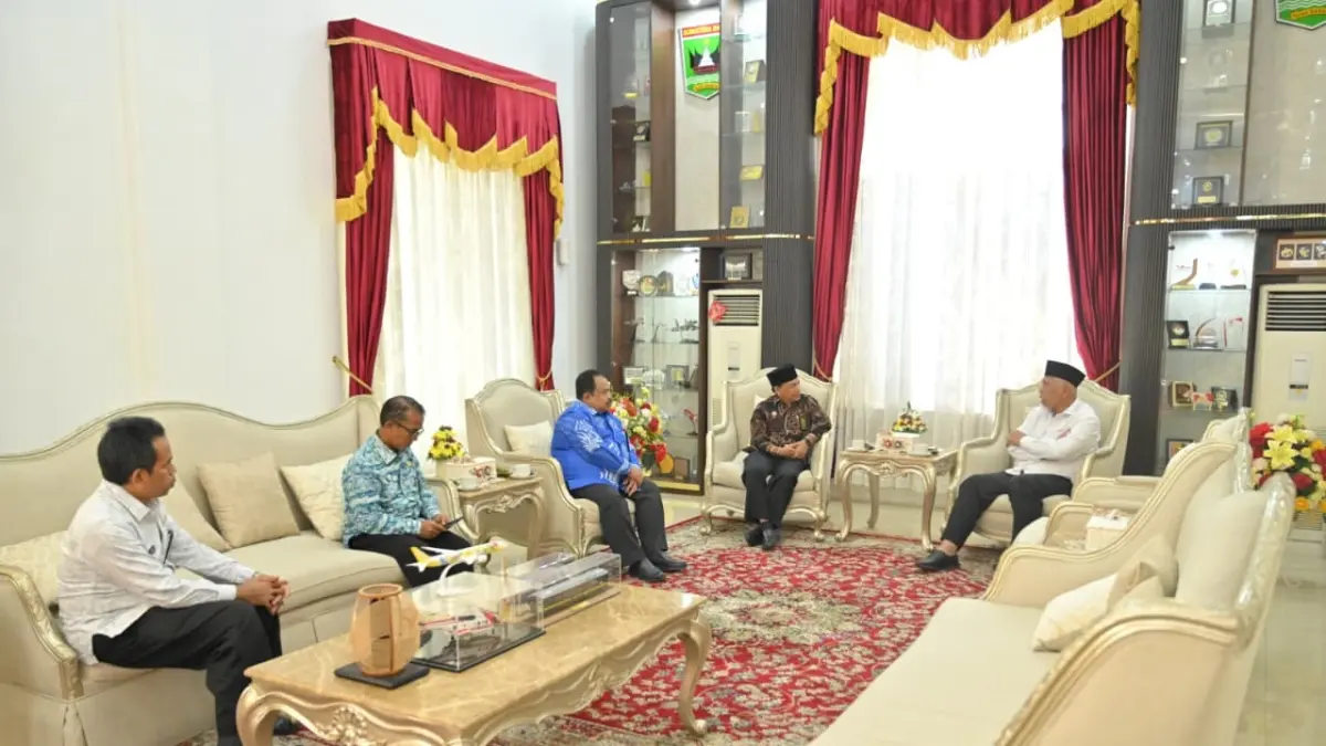 Gubernur Sumbar Mahyeldi Ansharullah menerima kunjungan silaturahmi Ketua Pengadilan Tinggi Agama (PTA) Padang Nur Khazim di Istana Gubernur Sumbar, Jumat (5/6), dalam rangka pamitan menjelang tugas baru di Palembang. (DOK BIRO ADPIM)