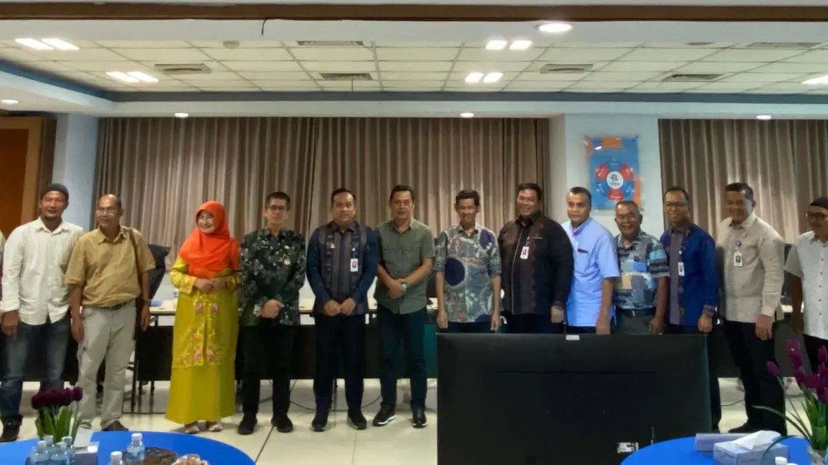 Jajaran direksi, komisaris, dan Dewan Pengawas Syariah Bank Nagari berfoto bersama pimpinan media massa di Sumbar, kemarin. (ADETIO/PADEK)