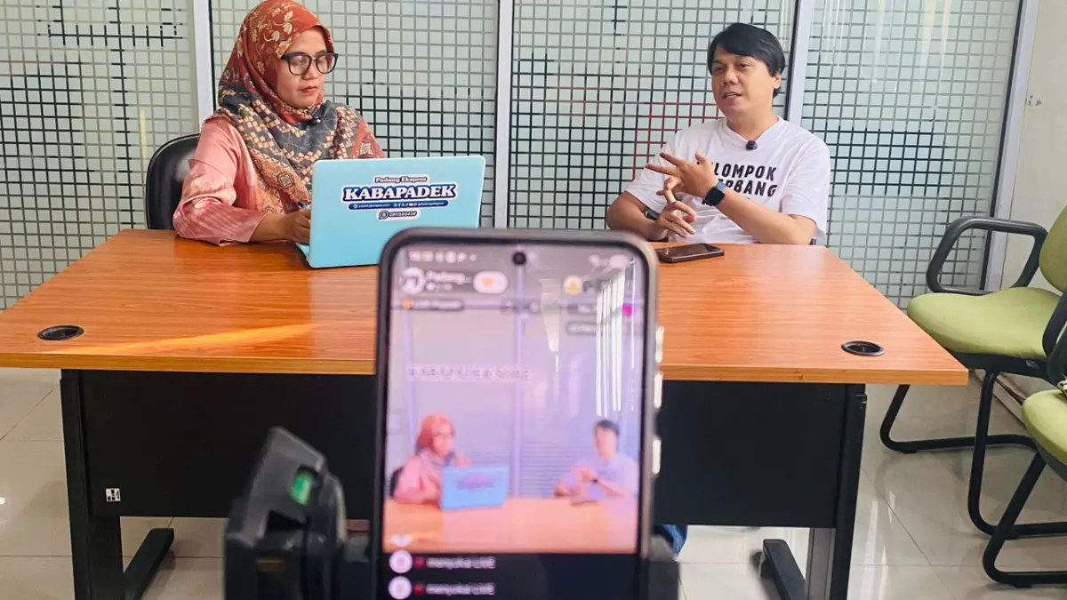 jurnalis Padang Ekspres, Adetio Purtama saat menjadi narasumber program KABA PADEK Sore yang dipandu Febi Tri Lianti di Graha Pena, Lubukbuaya, Jumat (5/6). (DOK PADEK)