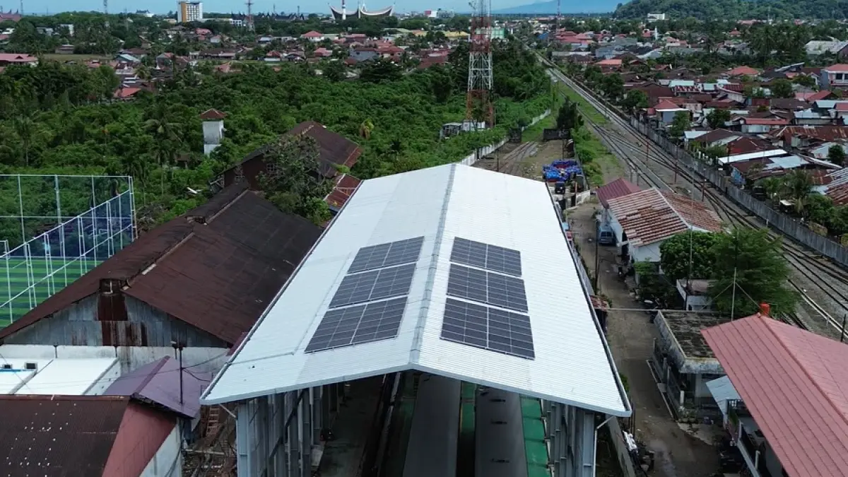 KAI Divre II Sumbar memperkuat implementasi energi hijau melalui pengoperasian Pembangkit Listrik Tenaga Surya (PLTS) di Stasiun Padang sejak Desember 2024.