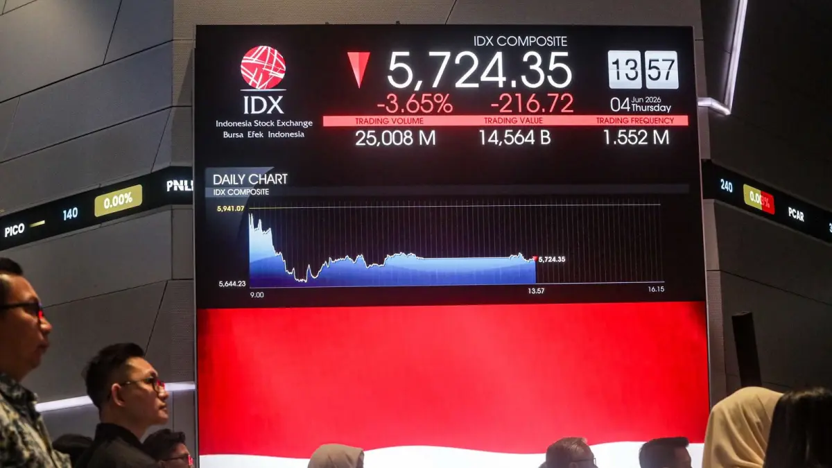 Karyawan berada di depan layar pergerakan Indeks Harga Saham Gabungan (IHSG) di Bursa Efek Indonesia, Jakarta, kemarin (4/6). (SALMAN TOYIBI/JPG)