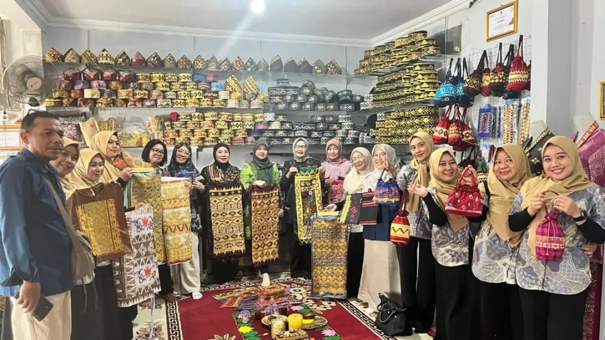 Ketua Umum Periska PTBA Warsini Arsal Ismail meninjau proses produksi UMKM binaan PTBA di Lampung. (Foto: Corcom)