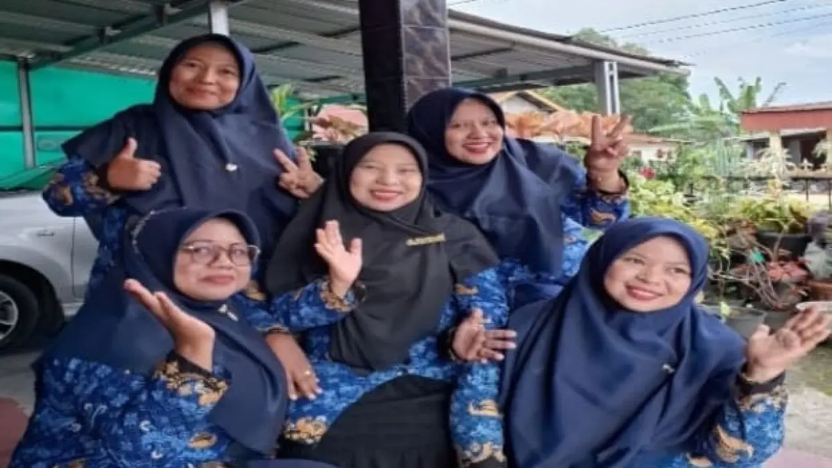 Lima dari tujuh bersaudara berhasil menjadi abdi negara. (TIM LAMAN GURU)