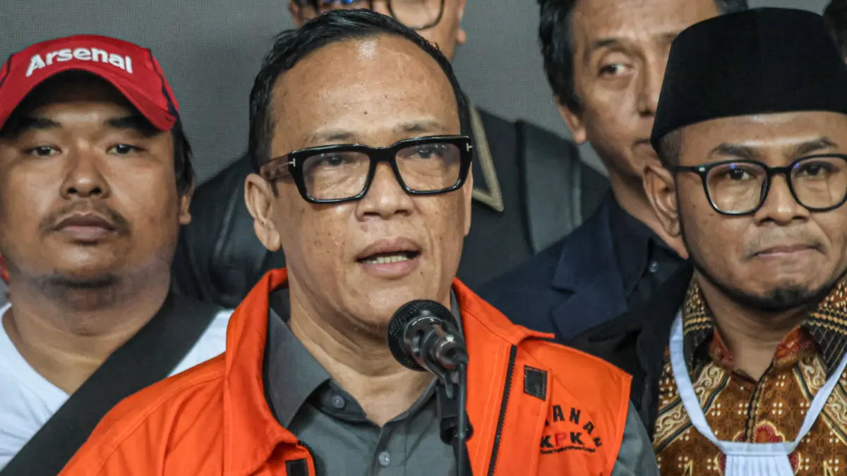 Mantan Wakil Menteri Ketenagakerjaan (Wamenaker) Immanuel Ebenezer Gerungan atau Noel keluar dari ruang sidang di Pengadilan Tipikor Jakarta, Kamis (05/06/2026). (HANUNG HAMBARA/JPG)
