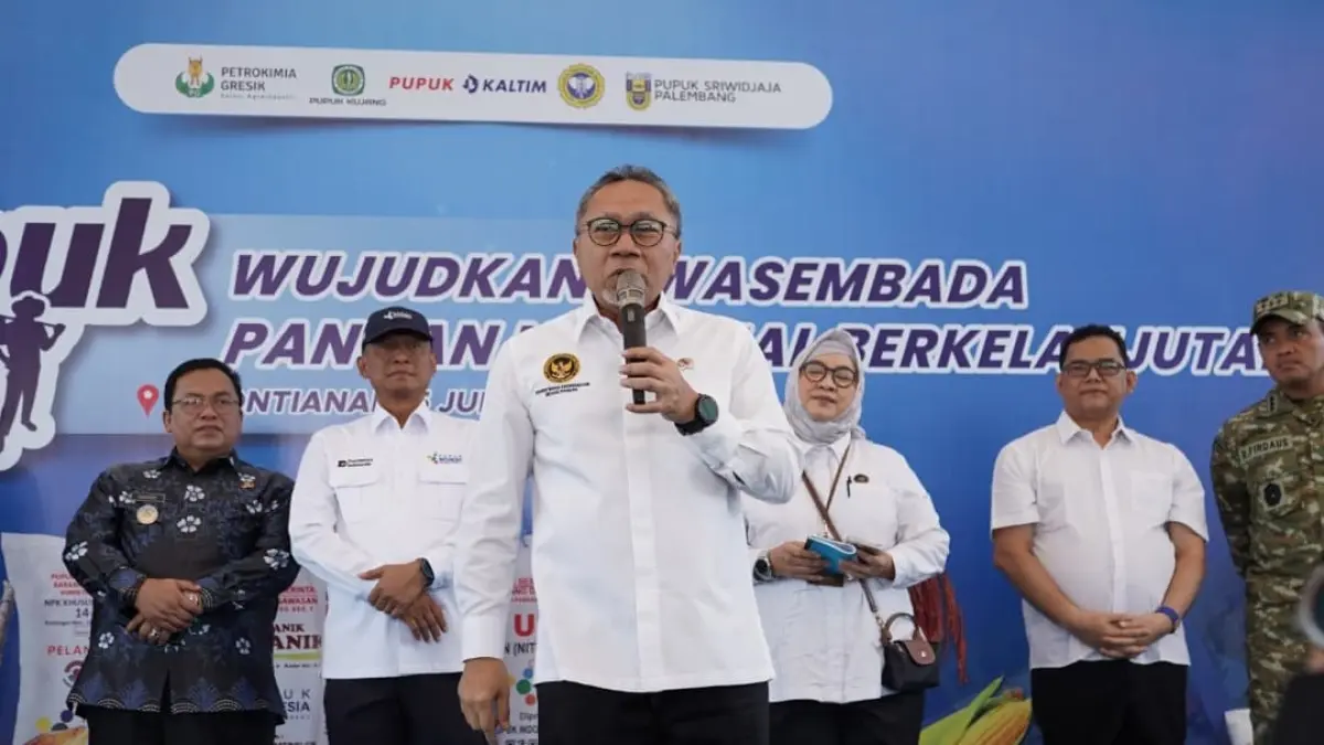 Menko Pangan Zulkifli Hasan berdialog dengan petani dalam Rembuk Tani di Pontianak, Kalimantan Barat.(Foto: Corcom Pupuk Indonesia)
