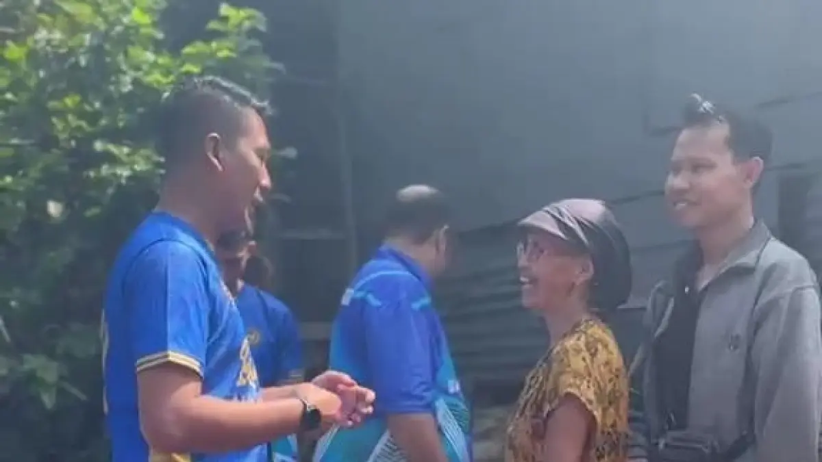 Petugas Rutan Kelas IIB Batusangkar bersama pejabat struktural dan warga binaan yang mengikuti program Asimilasi Kerja di Luar Rutan bergotong royong melakukan renovasi rumah purnabhakti petugas pemasyarakatan dalam Program Bedah Rumah Kementerian Imigrasi dan Pemasyarakatan, Jumat (5/6). 