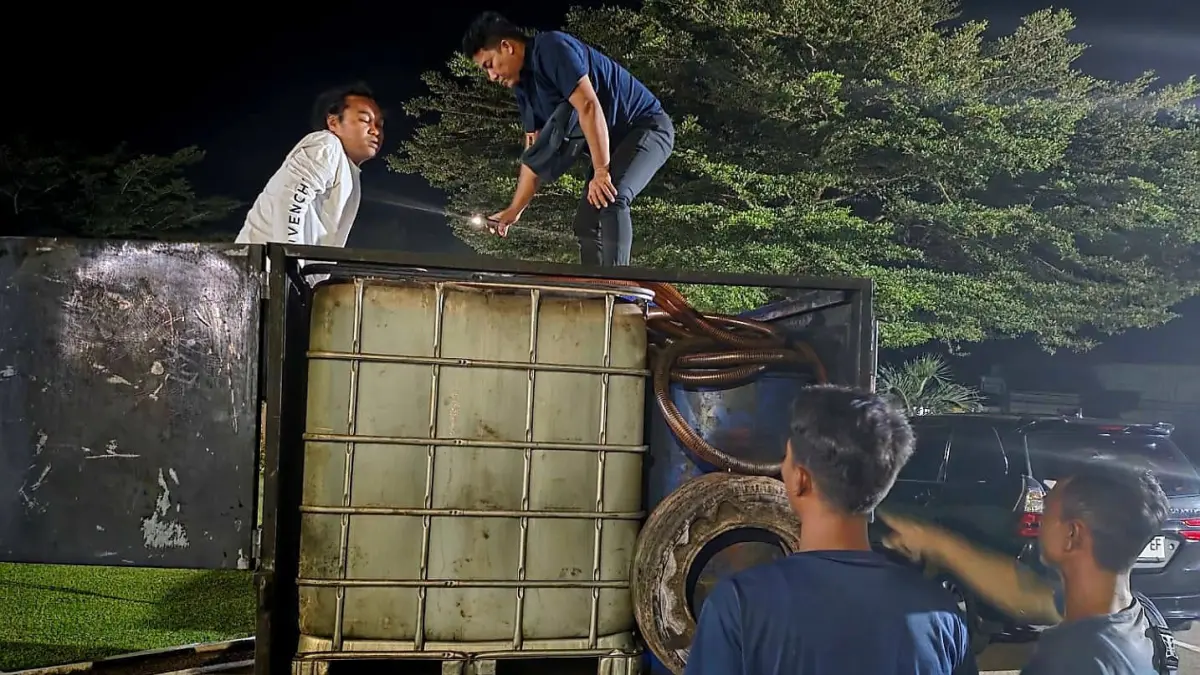 Petugas Satreskrim Polres Sijunjung mengamankan barang bukti ribuan liter BBM jenis Bio Solar beserta satu unit mobil pick up Mitsubishi L300 dalam operasi pengungkapan penyalahgunaan BBM bersubsidi di Jorong Gantiang, Nagari Sijunjung, Jumat (5/6). 