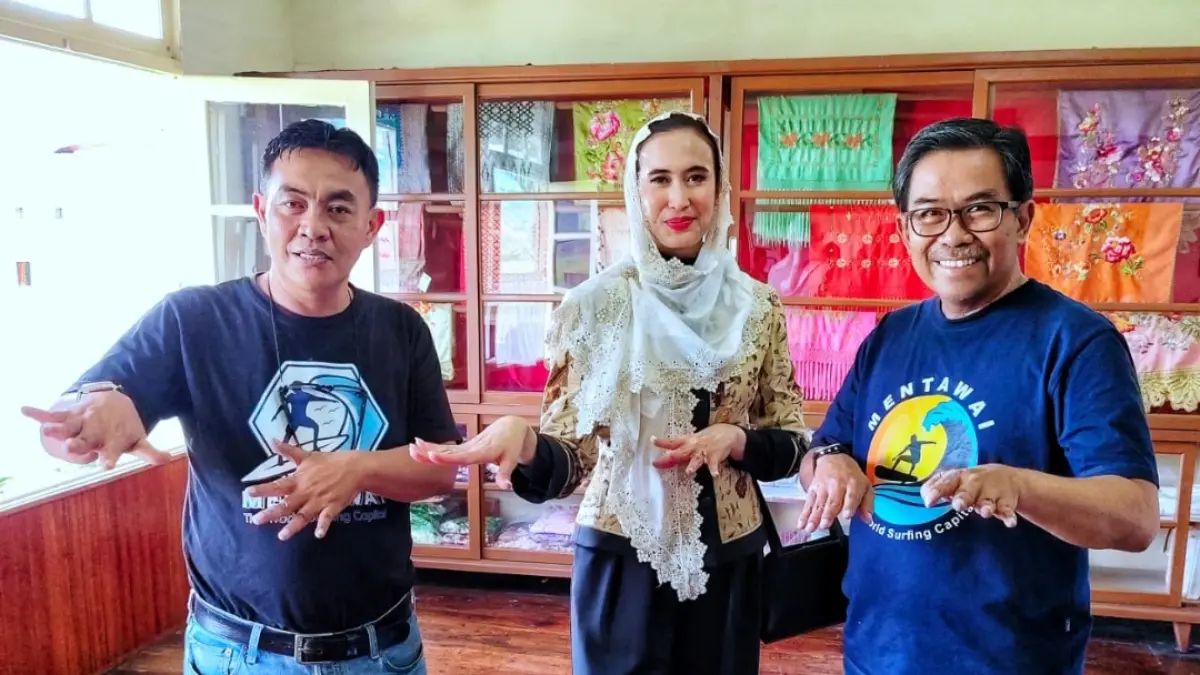 Praktisi Pariwisata M Zuhrizul dan Pegiat Wisata Nofrins Napilus bersama Menteri Pariwisata Widiyanti Putri Wardhana beberapa waktu lalu.(Foto: Dok)