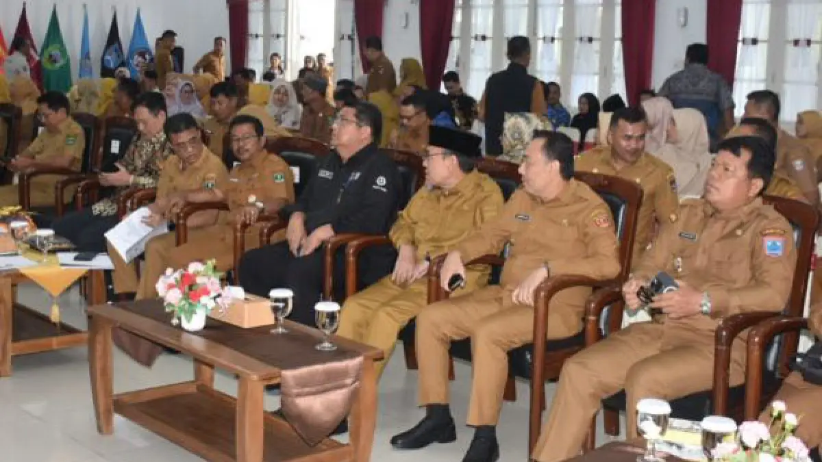 Sejumlah kepala OPD dan pejabat Pemerintah Kabupaten Agam mengikuti Rapat Koordinasi Percepatan Penetapan dan Integrasi Lahan Pertanian Pangan Berkelanjutan (LP2B) Sumbar di Auditorium Gubernur Sumbar, Selasa (2/6). (DOK PEMKAB AGAM)