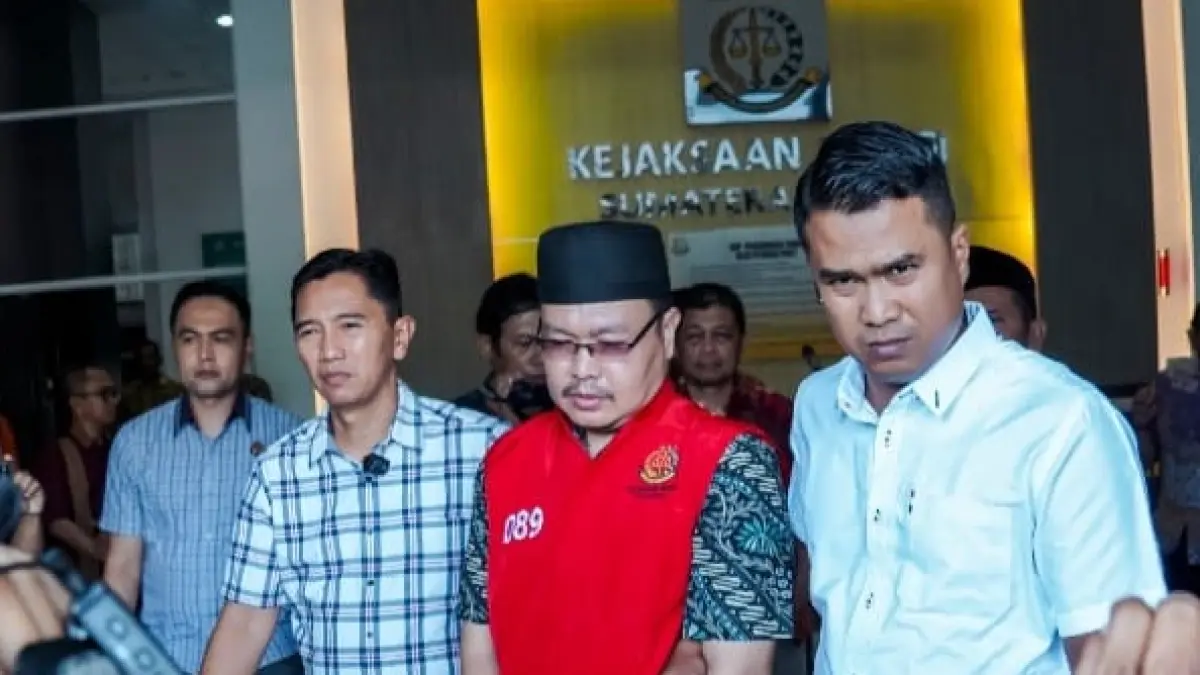 Tim Tabur Kejati Sumbar bersama jajaran Kejari Padang mengawal terpidana kasus pemalsuan surat, Alber Dianto, setelah diamankan di Kota Padang sebelum menjalani eksekusi pidana di Rutan Kelas I Padang.