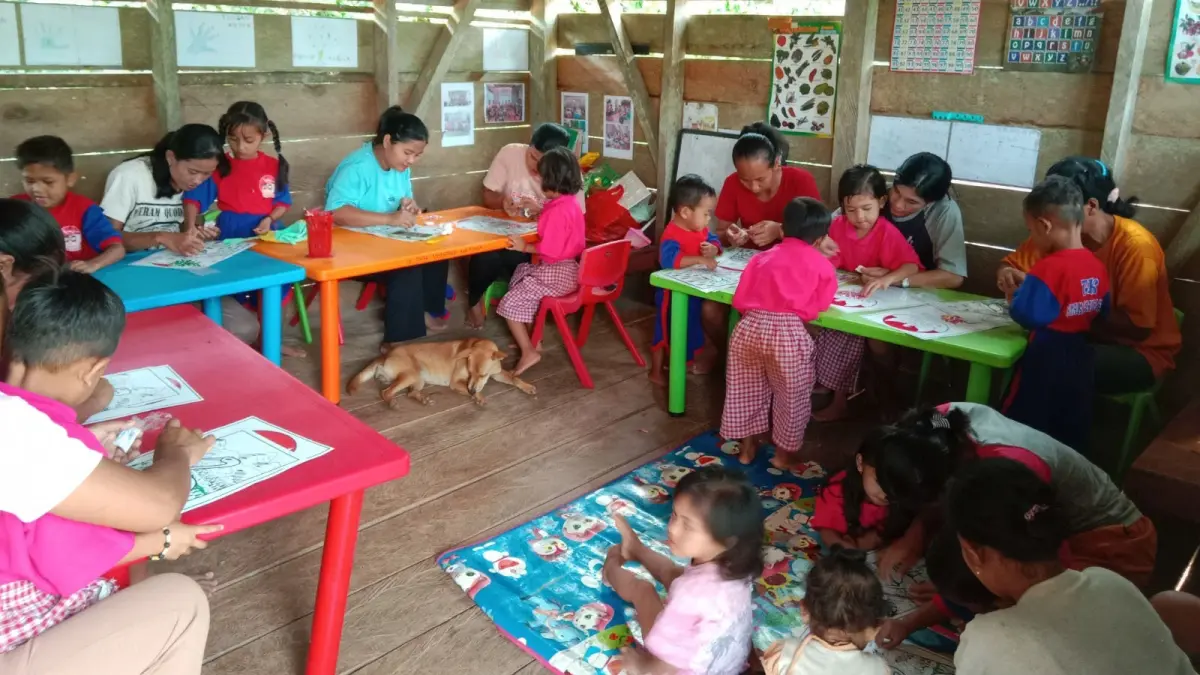 TK Anak Nusantara Rua Monga, Dusun Rua Monga Desa Taikako Kecamatan Sikakap Kabupaten Kepulauan Mentawai belajar di ruangan sederhana beberapa waktu lalu. (TIM LAMAN GURU)