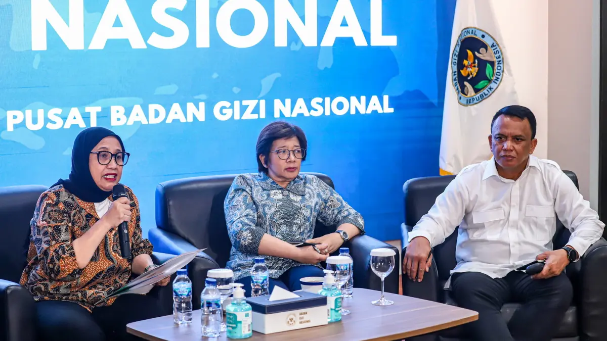 Kepala BGN Nanik S Dayang (kiri), Wakil Kepala BGN Agustina Arumsari (tengah), dan Wakil Kepala BGN Mayjen TNI Trenggono (kanan), saat konferensi pers di Kantor BGN, Kamis (4/6). Nanik menyatakan bakal fokus melakukan efisiensi anggaran dalam kepemimpinannya. (SALMAN TOYIBI/JPG)