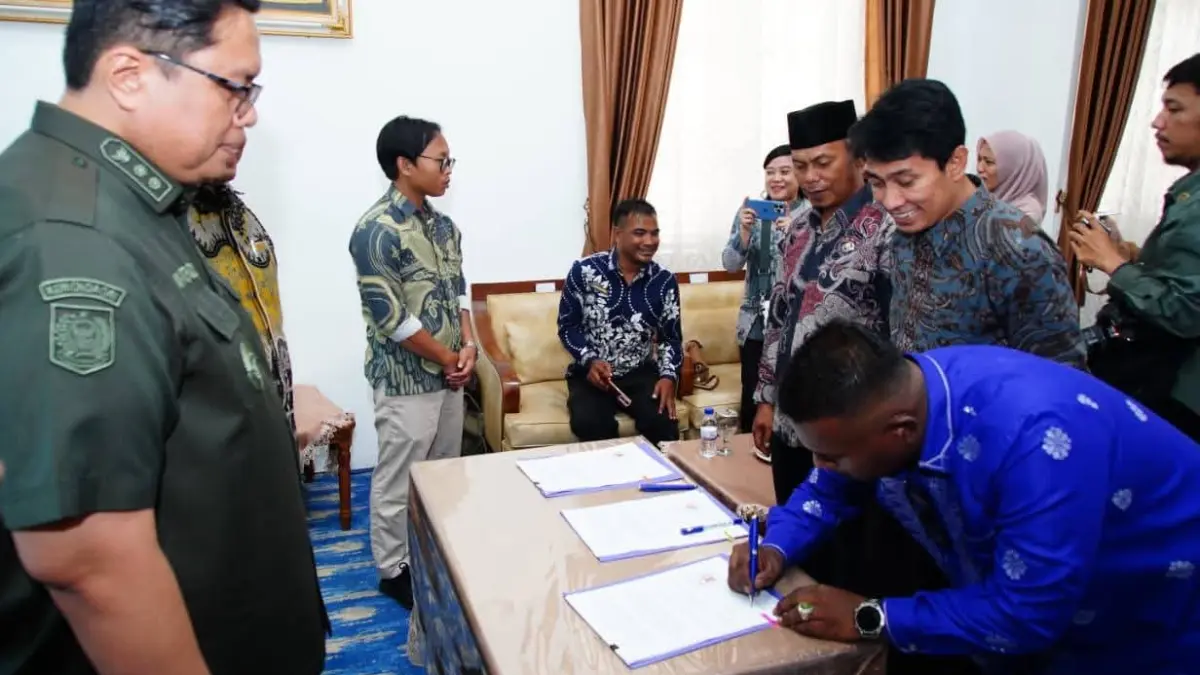 Wakil Bupati Tanahdatar Ahmad Fadly bersama perwakilan Kemenaker RI saat penandatanganan Perjanjian Kerja Sama Program Padat Karya Penanggulangan Bencana di Gedung Indo Jolito, Batusangkar.
