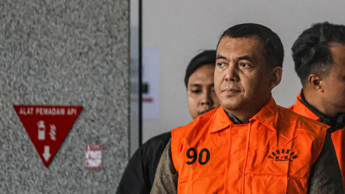 Wakil Menteri Imigrasi dan Pemasyarakatan Silmy Karim memakai rompi oranye keluar dari gedung KPK, Jakarta, Kamis (4/6). (HANUNG HAMBARA/JPG)