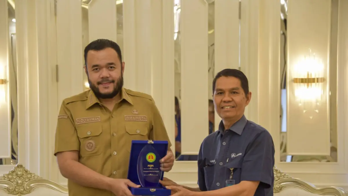 Wali Kota Padang, Fadly Amran menerima cenderamata dari PDPI di Rumah Dinas Wali Kota Padang, A Yani, Selasa (2/6) lalu. (DOK DISKOMINFO PADANG)