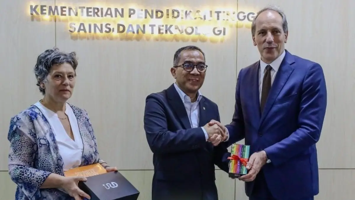 Menteri Pendidikan Tinggi, Sains, dan Teknologi Brian Yuliarto (tengah), Duta Besar Perancis untuk Indonesia, Fabien Penone (kanan), dan Chief Executive Officer (CEO) Institut de Recherche pour le Développement (IRD) Valérie Verdier (kiri) dalam pertemuan di kantor Kemdiktisaintek, Jakarta, Kamis (4/6). (ANTARA/HO-KEMDIKTISAINTEK)