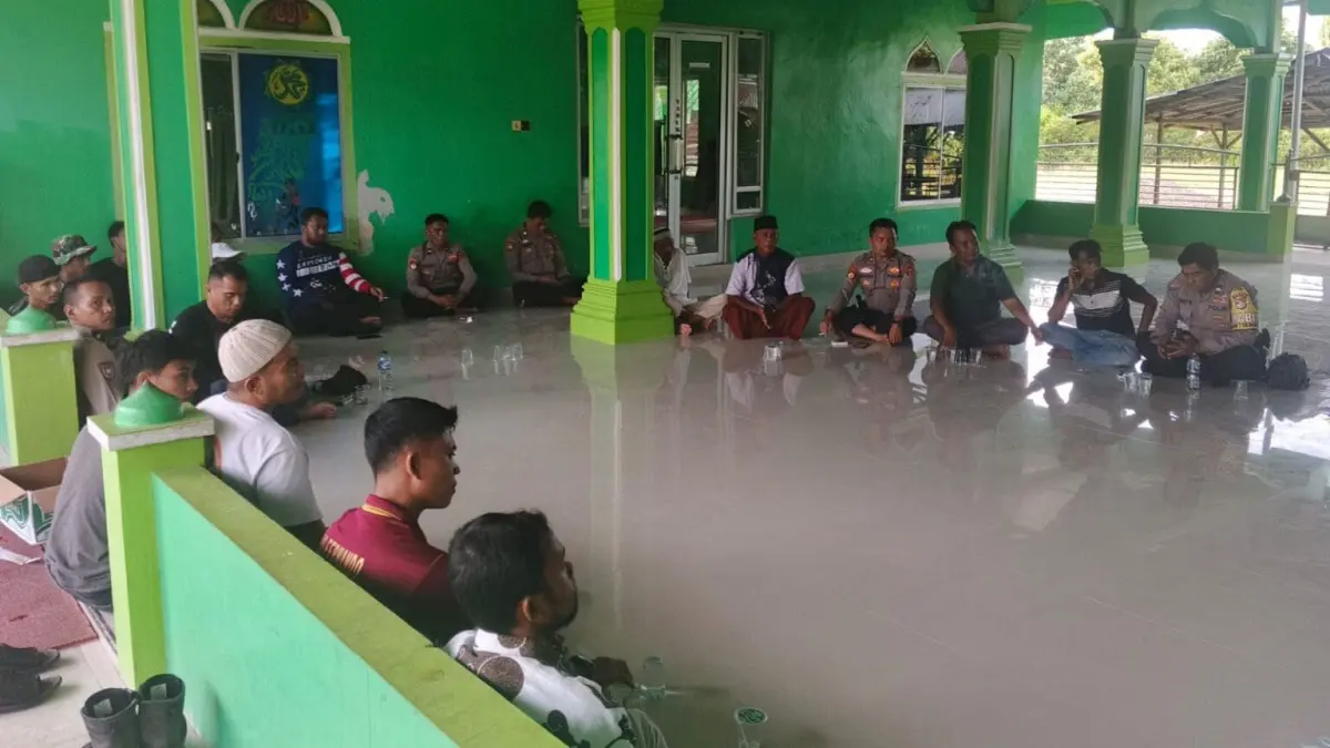 Personel Polsek Tanjungmutiara dan Polsek Kinali memfasilitasi musyawarah antara pemuda Jorong Subang-Subang, Nagari Tiku V Jorong, Kabupaten Agam, dengan pemuda Jorong Katiagan, Kabupaten Pasaman Barat, di Masjid Nur Sahada, Rabu (3/6). (DOK ANIZUR UNTUK PADEK)