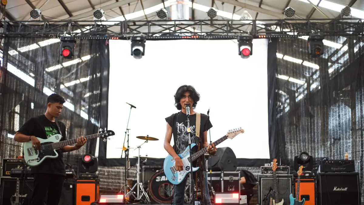 Band rock asal Sumbar, Santvara saat manggung di salah satu iven. (DOKUMENTASI SANTVARA)