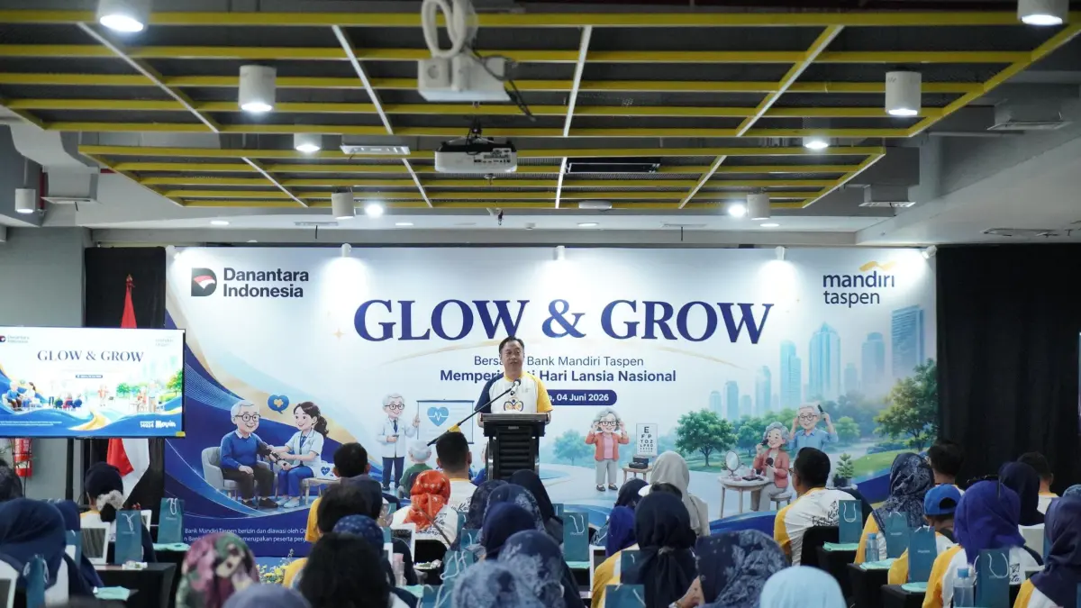 Direktur Utama Bank Mandiri Taspen memberikan sambutan pada kegiatan Glow & Grow dalam rangka memperingati Hari Lanjut Usia Nasional 2026 di Jakarta, Kamis (4/6/2026). (DOKUMENTASI BANK MANDIRI TASPEN)