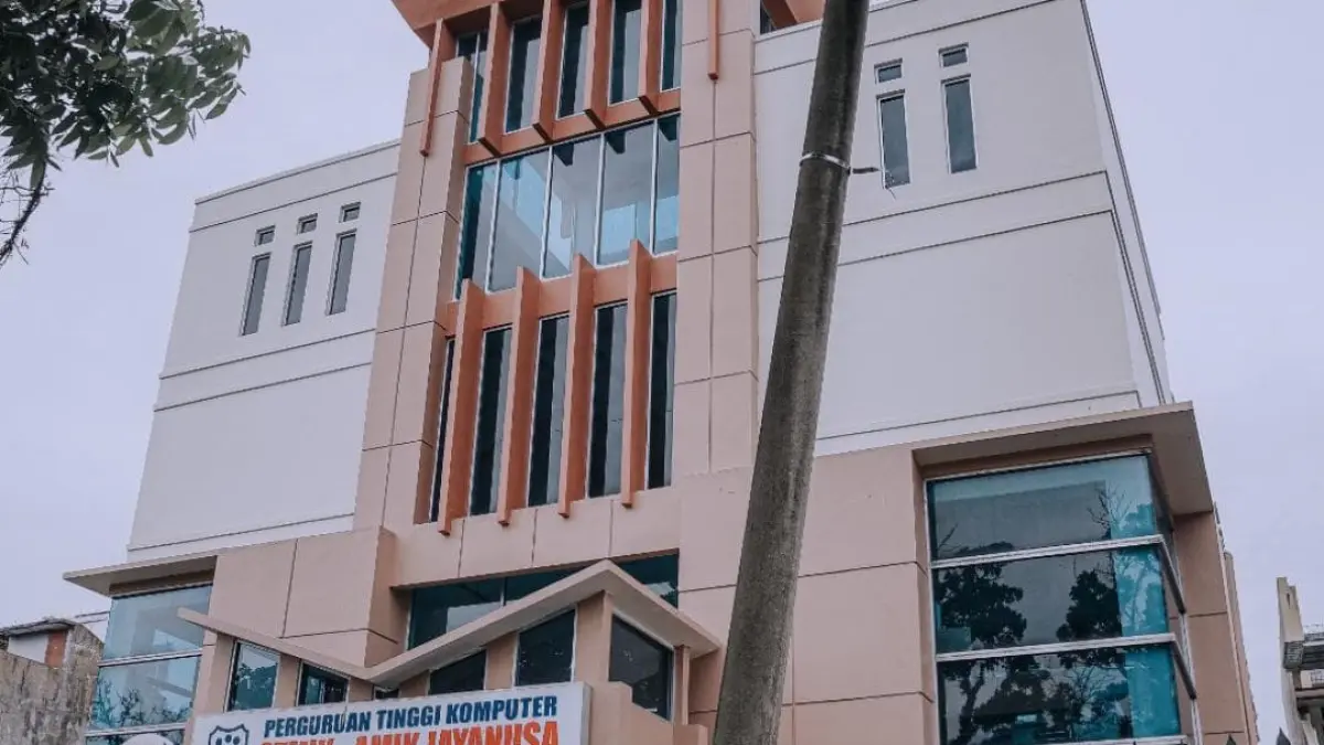 Gedung kampus STMIK-AMIK Jayanusa di Jalan Olo Ladang Padang yang resmi bertransformasi menjadi Universitas Jayanusa setelah memperoleh izin penggabungan dan perubahan bentuk perguruan tinggi dari Kemendiktisaintek.(Foto: Dok. Jayanusa)