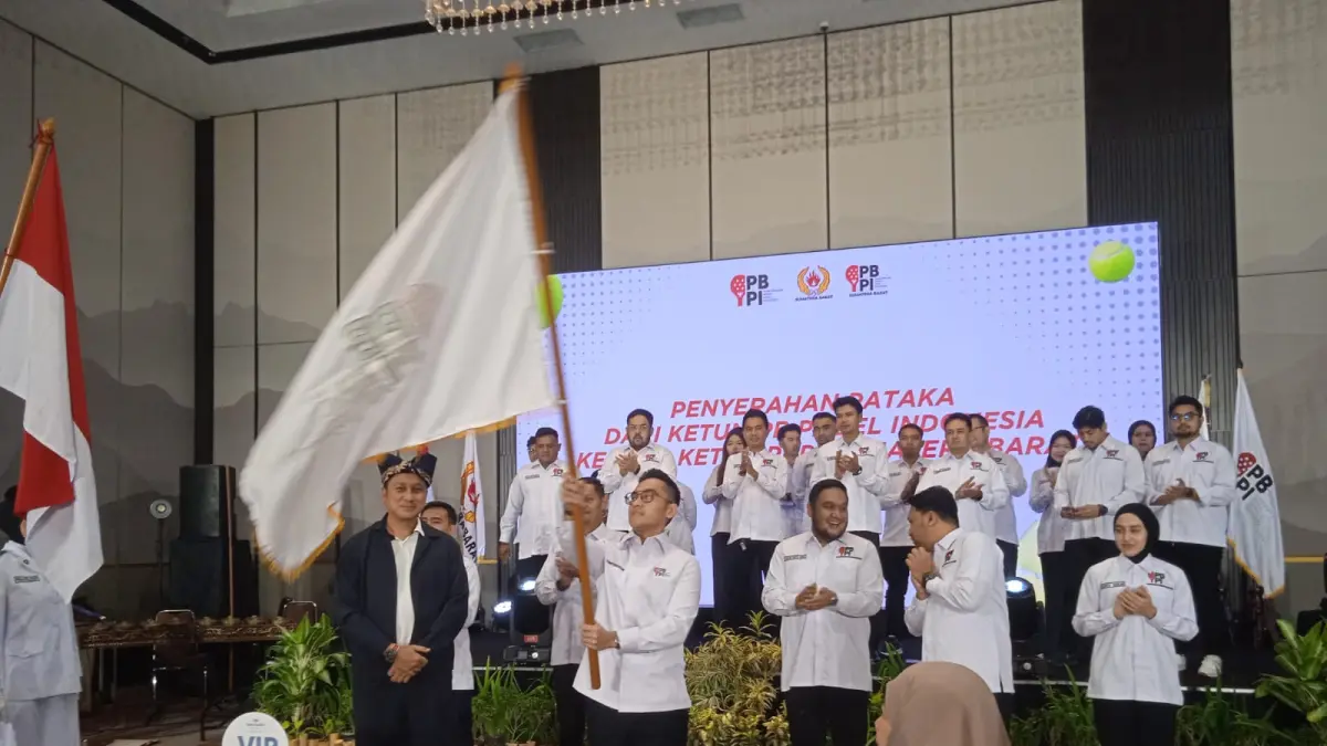 Ketua Pengprov PBPI Sumbar, Tommy Rumengan mengibarkan bendera Pataka usai dilantik  oleh Ketua Umum PBPI pusat, Galih Dimuntur Kartasasmita di Hotel Santika Padang, Sabtu (6/6). (JUFRI/PADEK)