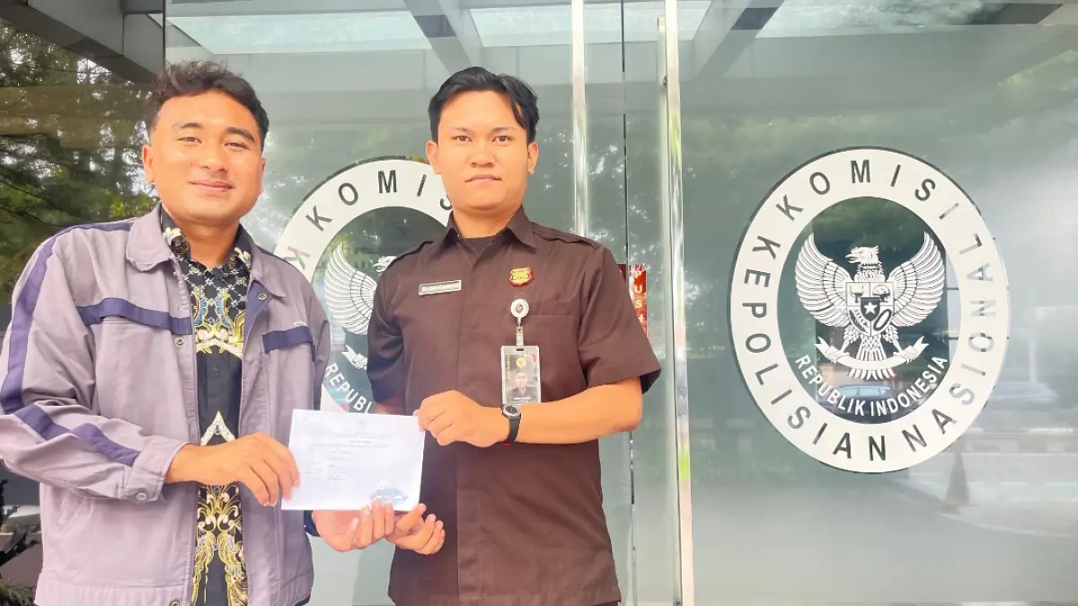 Ketua Umum KMM JAYA Hafis Septian Mubaraq menyampaikan surat laporan dugaan tambang ilegal di Sumatera Barat kepada Kompolnas.(Foto: KMM JAYA)