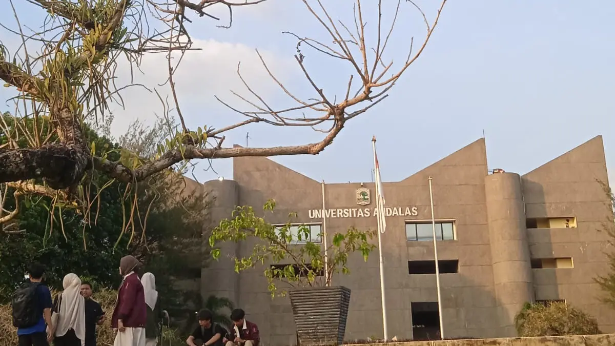 Pengunjung sedang santai di depan Gedung Rektorat Unand. (JUFRI/PADEK)