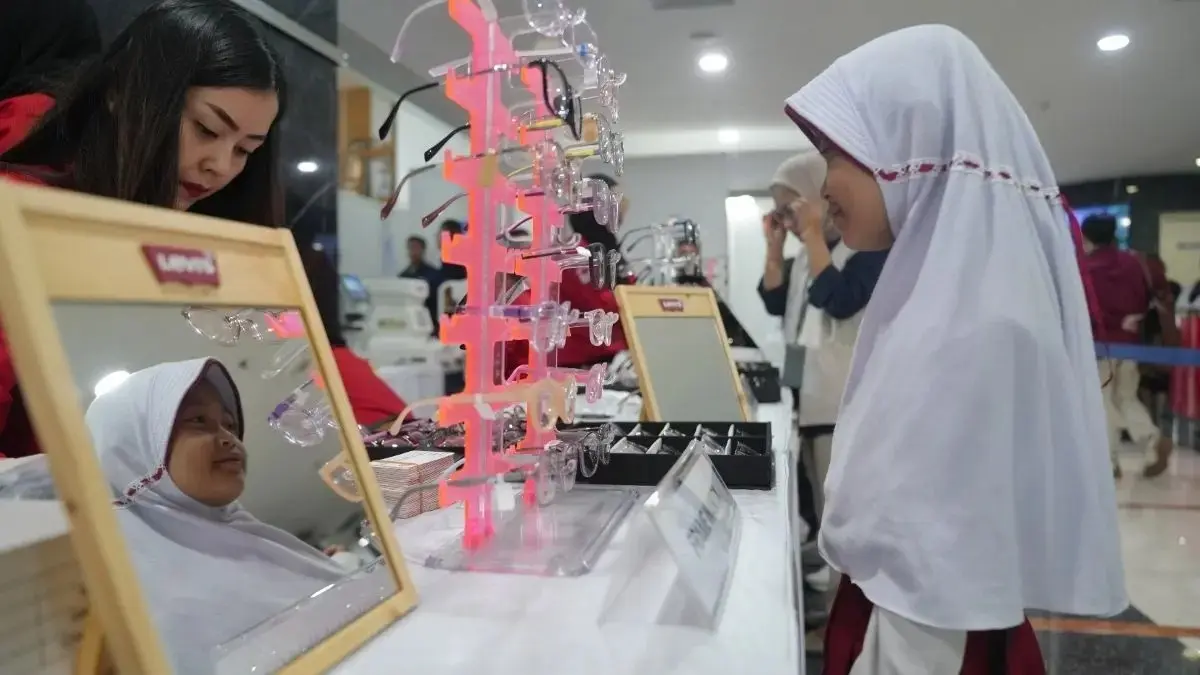 Salah seorang anak sedang memilih kacamata di salah satu toko. (DOK JPG)