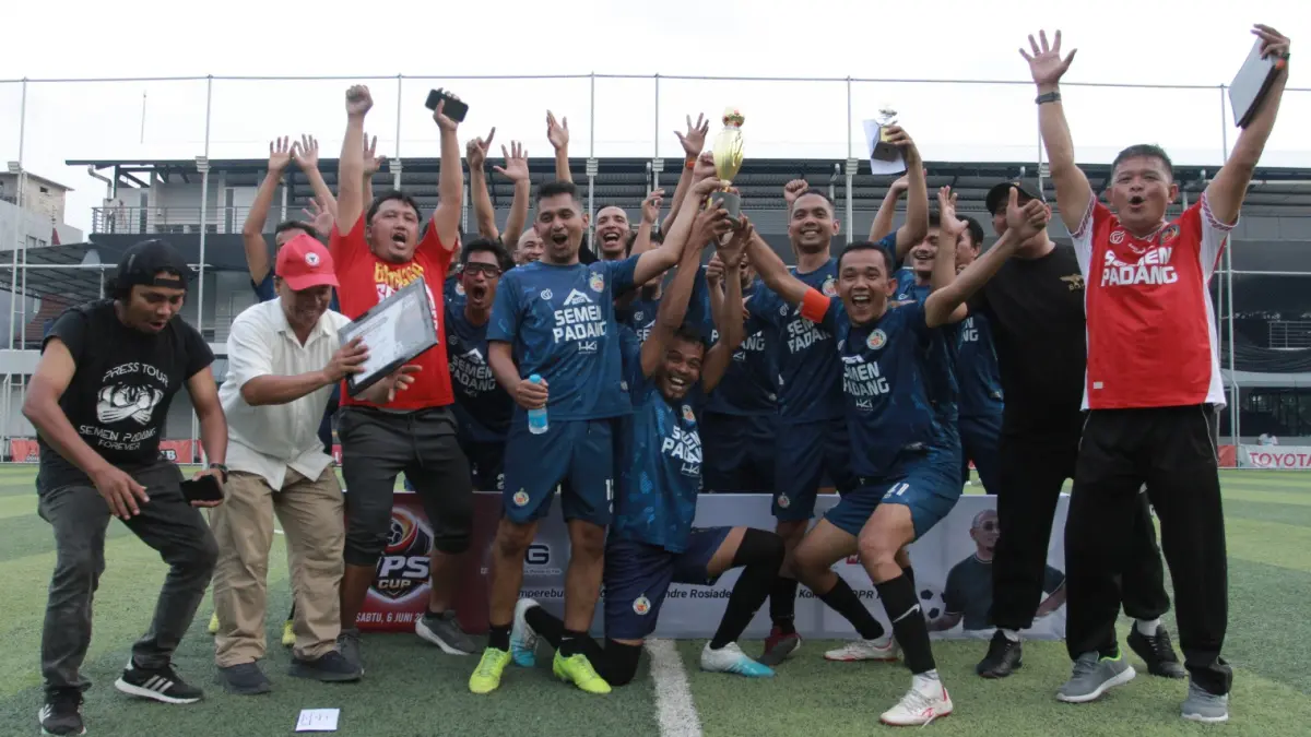 Skuad Humas FC Semen Padang merayakan keberhasilan menjadi juara Turnamen Mini Soccer JPS Cup 2026 di Padang.