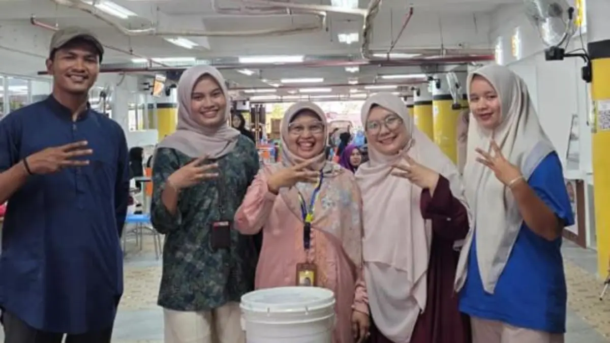 Tim UNP mengolah sampah organik dari dapur UNP Hotel dan Lapau UNP menjadi eco enzyme sebagai bagian dari program pengelolaan lingkungan berkelanjutan, pada peringatan Hari Lingkungan Hidup Sedunia 2026.(Foto: KKPS)