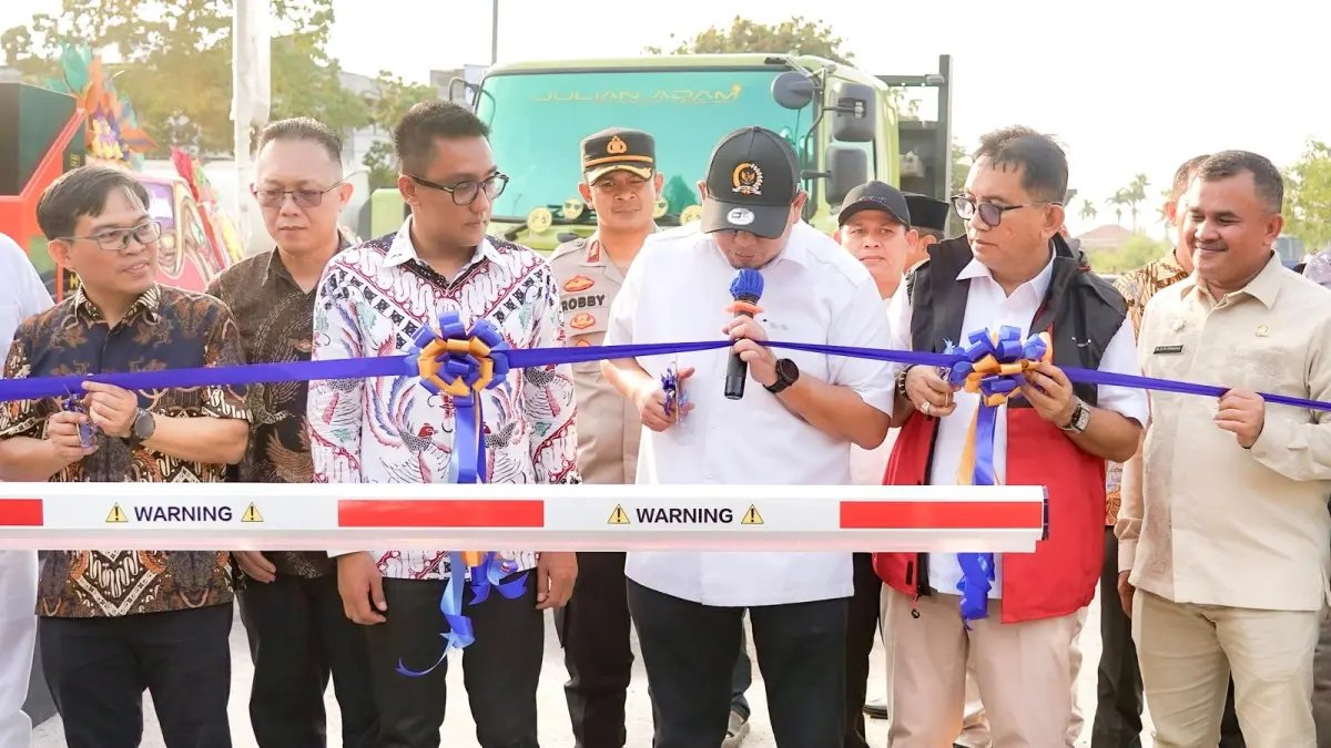 Wakil Ketua Komisi VI DPR RI Andre Rosiade bersama Ketua Komisi II DPRD Kota Padang Rachmad Wijaya meresmikan Area Parkir Bypass di Jalan Bypass Km 2, Lubuk Begalung, Jumat (5/6). (SUYUDI/PADEK)