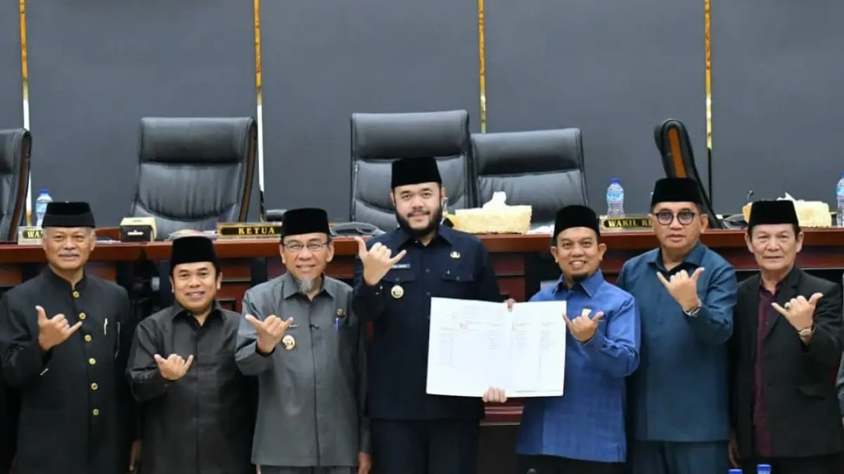 Wali Kota Padang Fadly Amran bersama Wawako Maigus Nasir dan Ketua DPRD Muharlion usai menandatangani pengesahan Perda Penguatan Lembaga Adat dan Pelestarian Budaya Minangkabau.(Foto: Diskominfo)