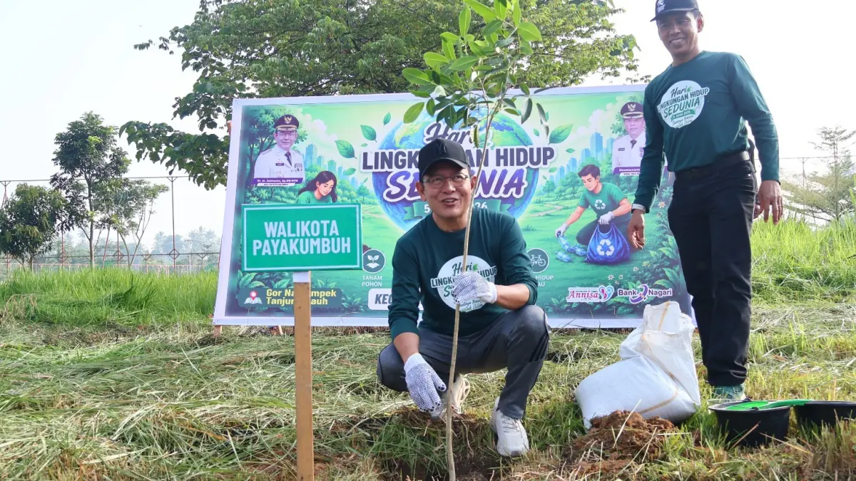 Wali Kota Payakumbuh Zulmaeta meluncurkan Gerakan Payakumbuh Resik saat Apel Hari Lingkungan Hidup Sedunia 2026 di GOR Nan Ompek.