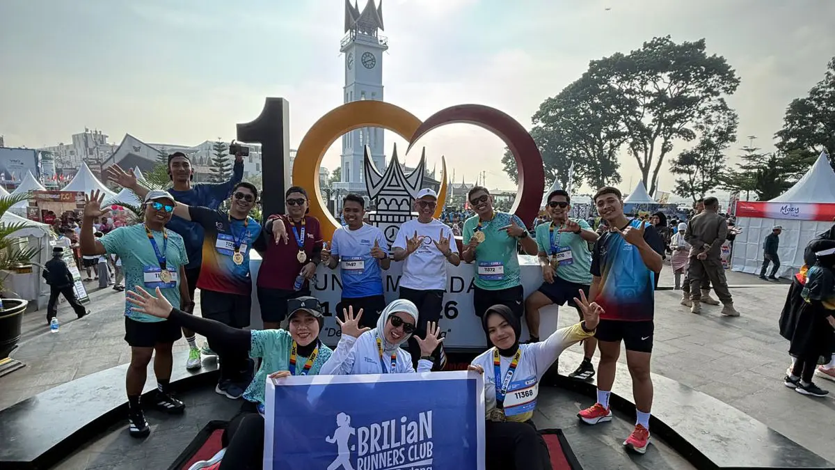 12 pelari BRILiaN Runners Padang foto bersama di depan Jam Gadang usai  ikut memeriahkan Jam Gadang Run, Minggu (7/6). (DOK BRI)